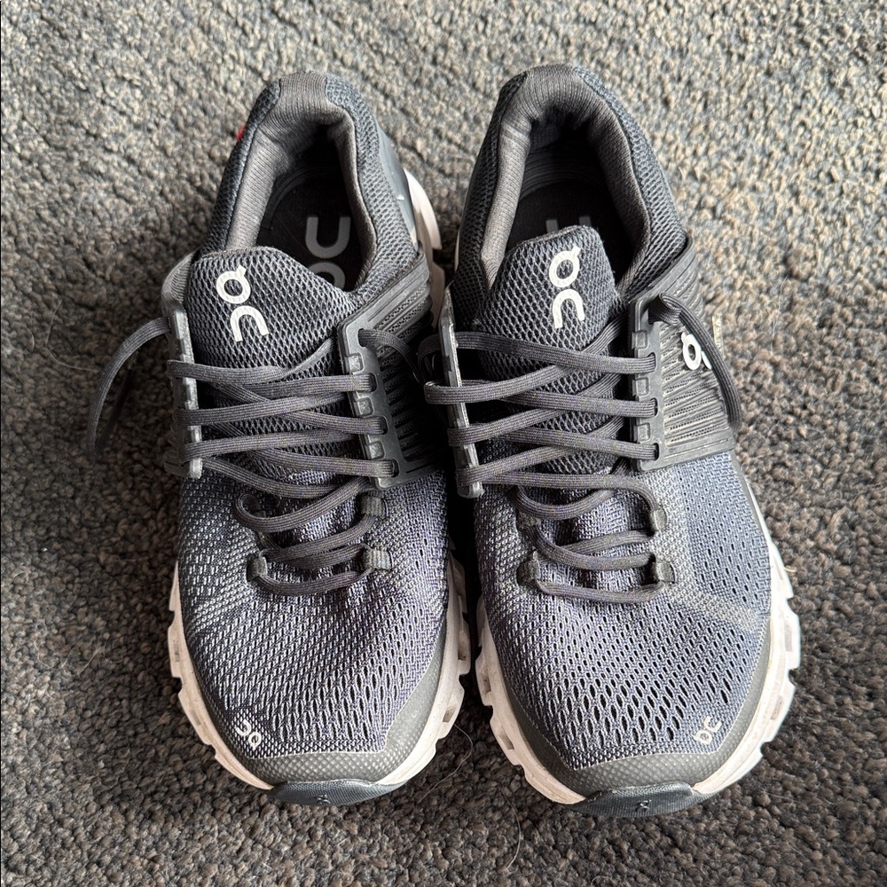 On Running women’s dark Gray Athletic Shoes (size US 7)